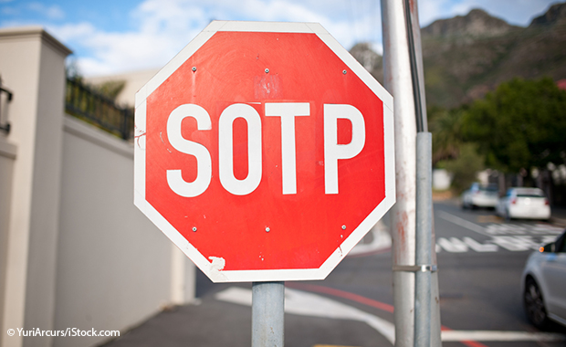 Ortografie ist wichtig: Stop-Schild mit Rechtschreibfehler.