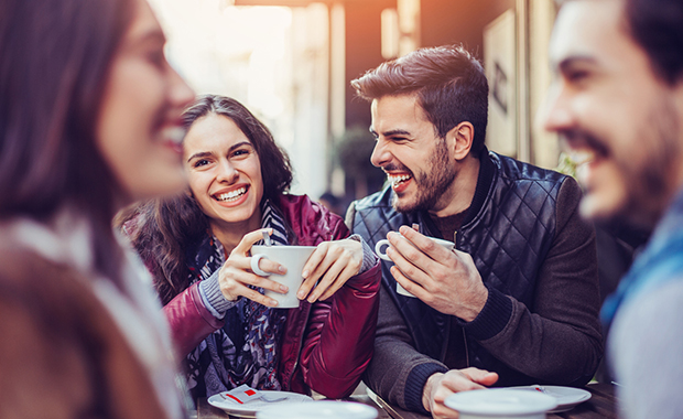 Gesprächssituation im Café