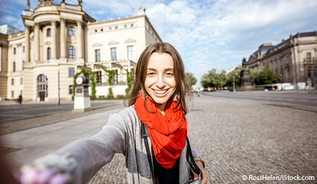 Junge Frau macht Selfie