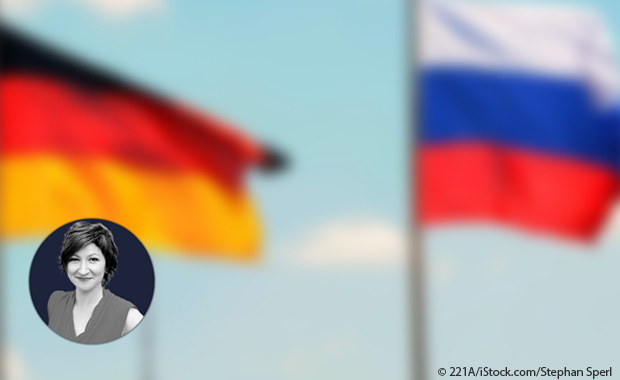 Deutschland- und Russlandfahne sowie Bild von Alia Begisheva