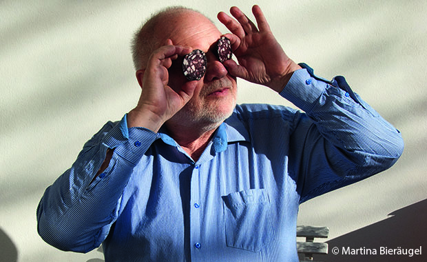 Wolfger Pöhlmann, mit Wurstscheiben vor den Augen