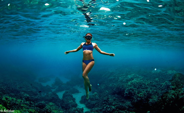 Frau unter Wasser in Adidas-Bikini