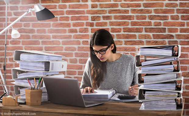 Frau arbeitet am Schreibtisch