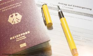 Deutscher Pass mit Antrag auf Einbürgerung.