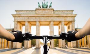 Blick aufs Brandenburger Tor über einen Fahrradlenker