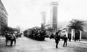 Lokomotive vor dem Empfangsgebäude des "Berliner Bahnhofs" in Hamburg