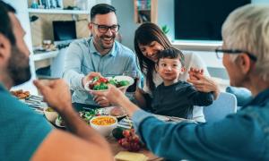 Familie beim Essen