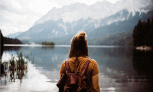 Frau vor Eibsee