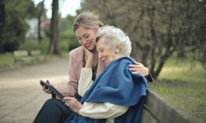 Enkelin mit Oma an einem Tablet