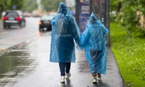 Menschen mit Regenplanen