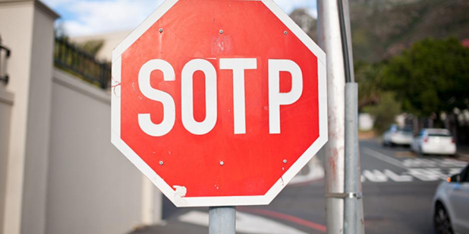 Ortografie ist wichtig: Stop-Schild mit Rechtschreibfehler.