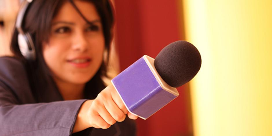 Reporterin mit Mikrofon