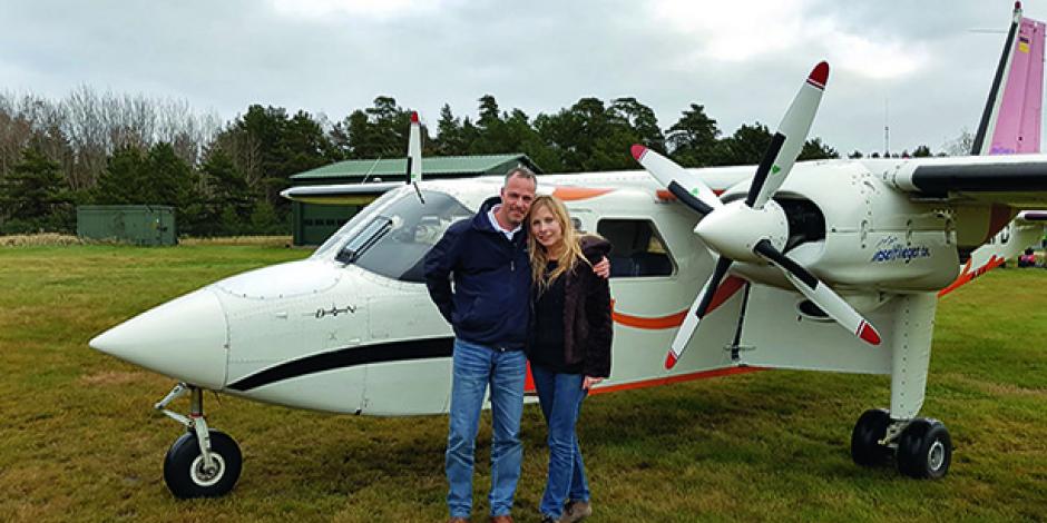 Diana Ivanova  und Stephan Kaneider vor seinem kleinen Flugzeug.