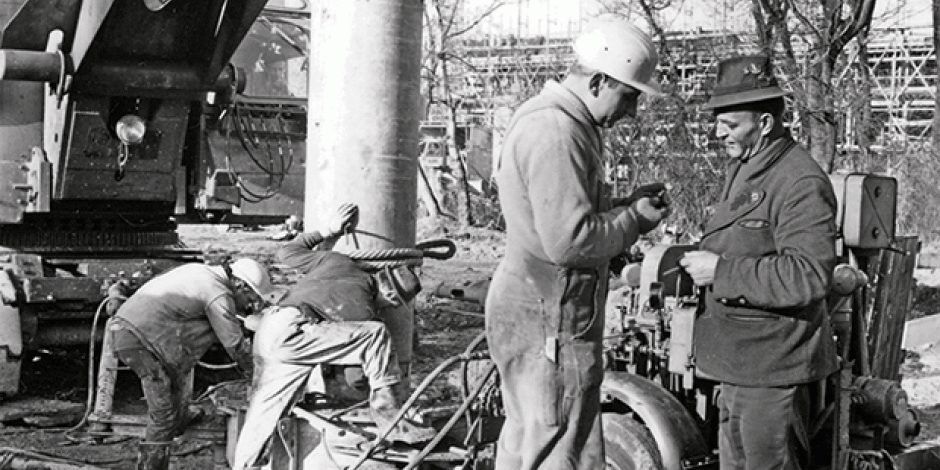 Schwarz-Weiß-Bild von Gastarbeitern auf der Baustelle