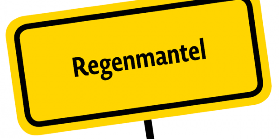 Ortsschild Regenmantel