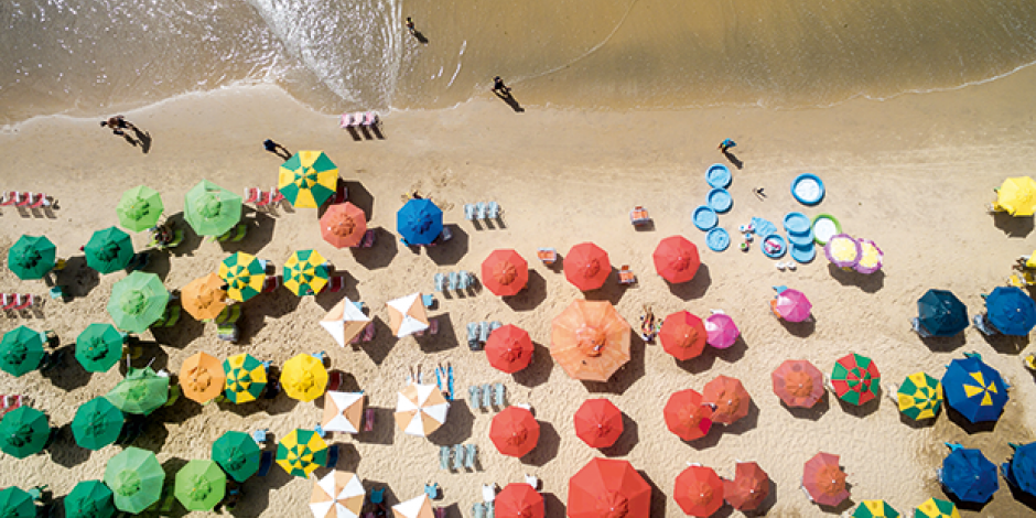 Sonnenschirme am Strand von oben