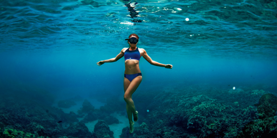 Frau unter Wasser in Adidas-Bikini