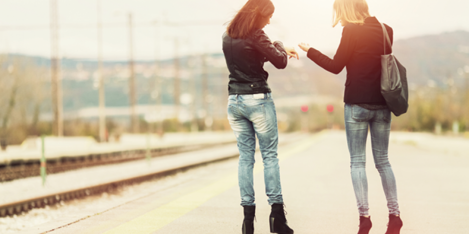 Frauen stehen an einem leeren Bahnsteig