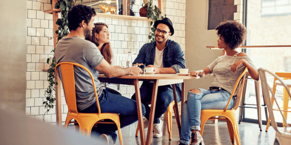 Menschen unterhalten sich in einem Café