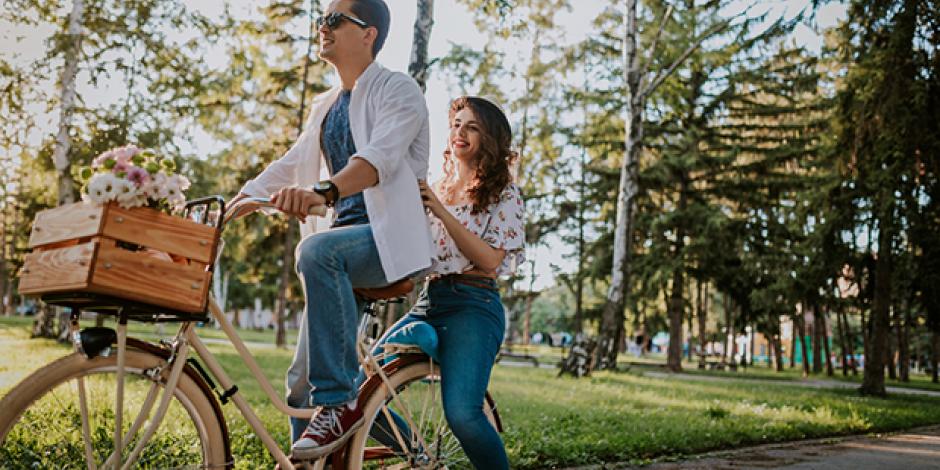 Junges Paar auf Fahrrad im Park