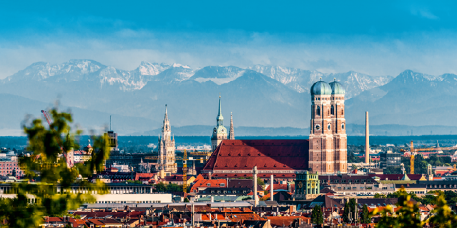 Münchner Skyline mit Alpen