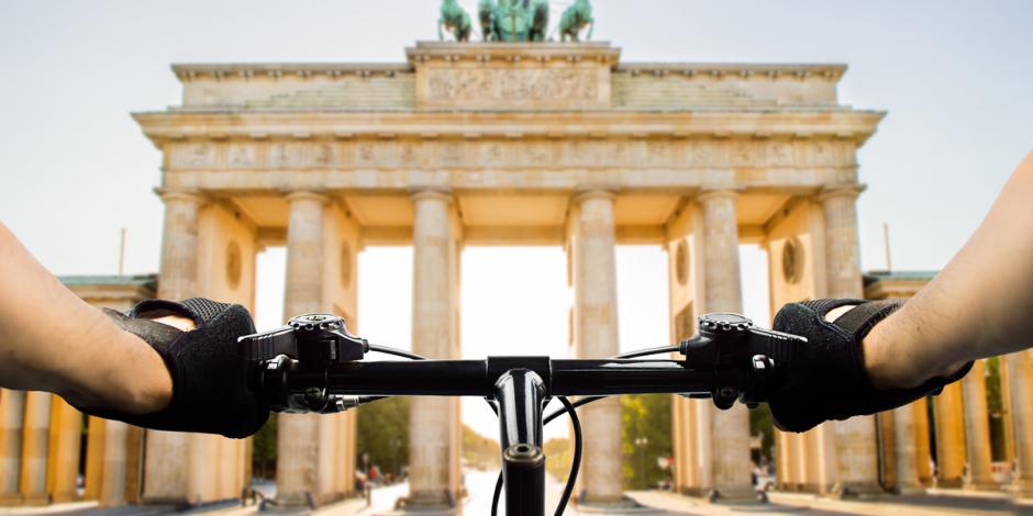 Blick aufs Brandenburger Tor über einen Fahrradlenker