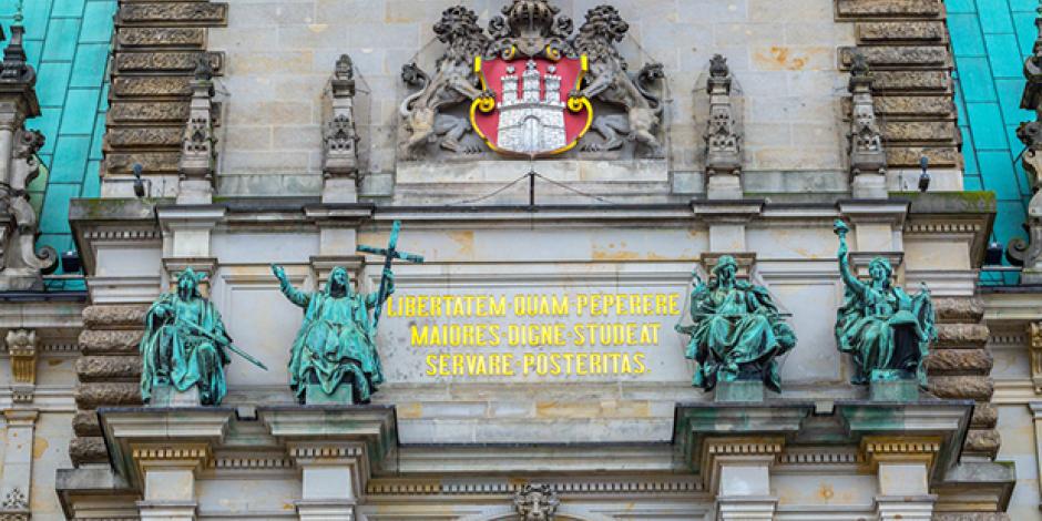Eingang mit Hamburger Wappen