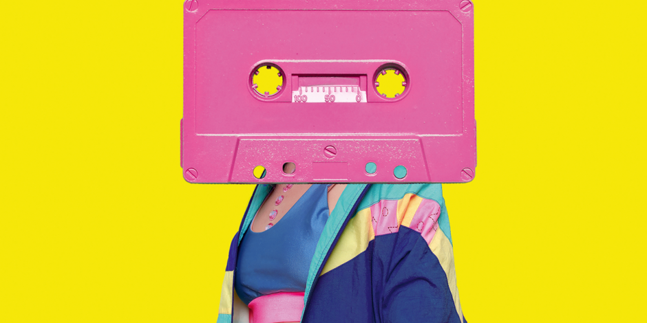 Frau in neonfarbener Kleidung mit pinker Kassette als Kopf