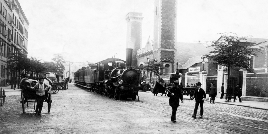 Lokomotive vor dem Empfangsgebäude des "Berliner Bahnhofs" in Hamburg