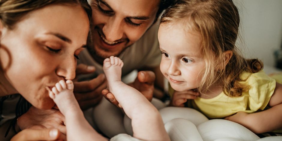 Familie mit Tochter und Baby