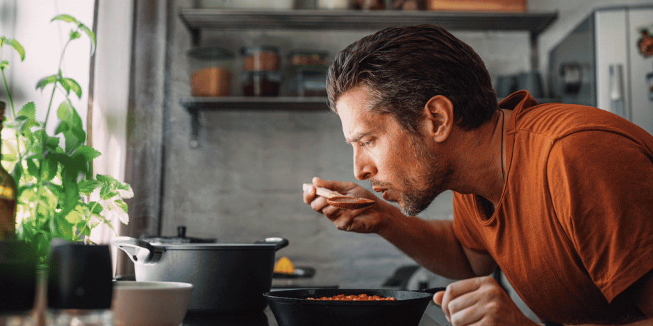 Mann beim Kochen