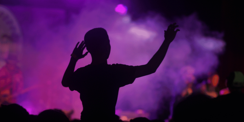 Silhouette einer Person auf einer Konzertparty
