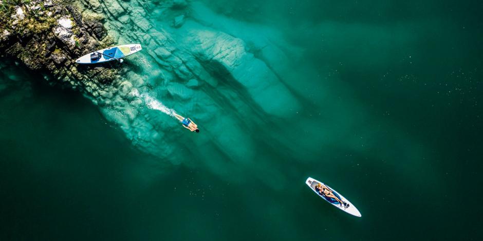 Walchensee mit SUP-Paddlern von oben