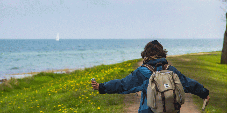 Frau beim Wandern an der Küste