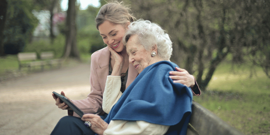 Enkelin mit Oma an einem Tablet