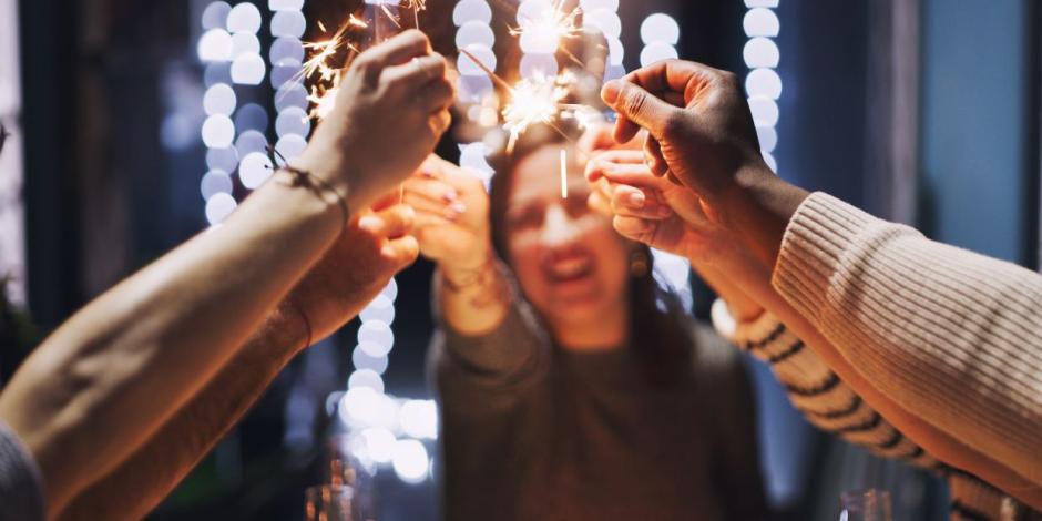 Personen mit Wunderkerzen