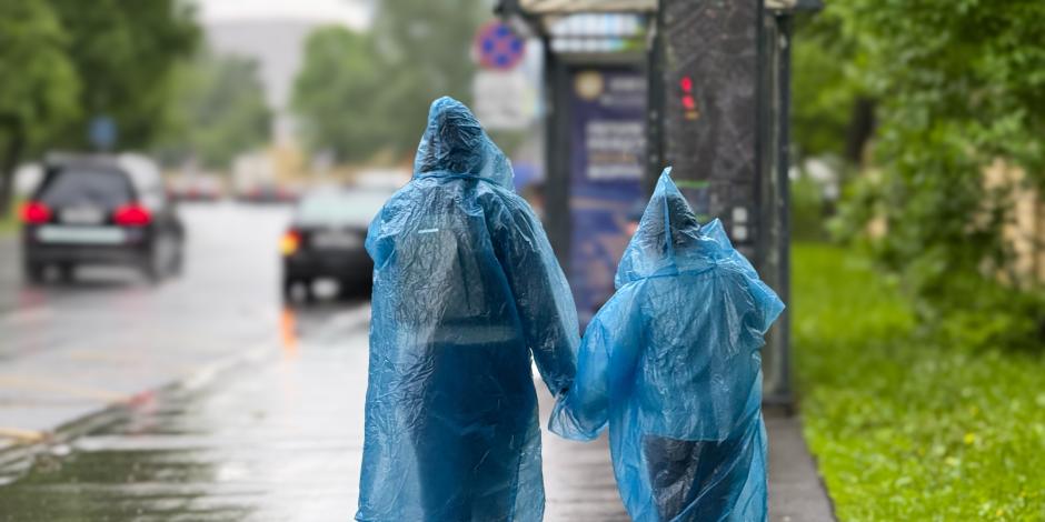 Menschen mit Regenplanen