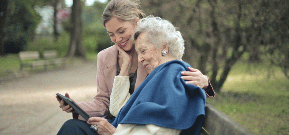 Enkelin mit Oma an einem Tablet