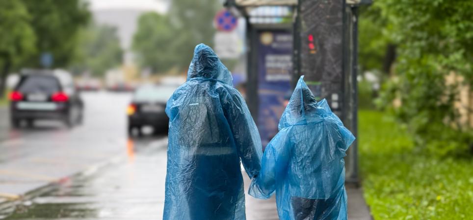 Menschen mit Regenplanen