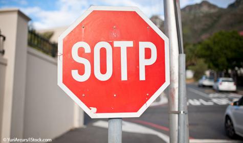 Ortografie ist wichtig: Stop-Schild mit Rechtschreibfehler.