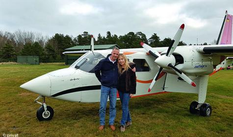 Diana Ivanova  und Stephan Kaneider vor seinem kleinen Flugzeug.