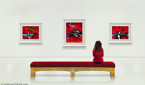 Junge Frau in einem Kunstmuseum