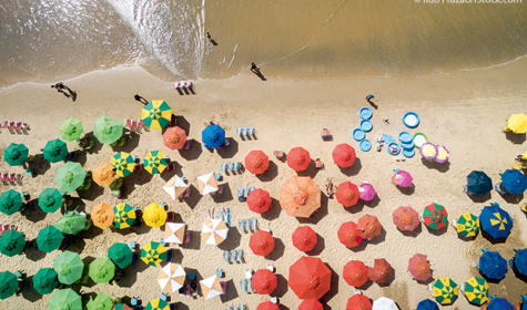 Sonnenschirme am Strand von oben