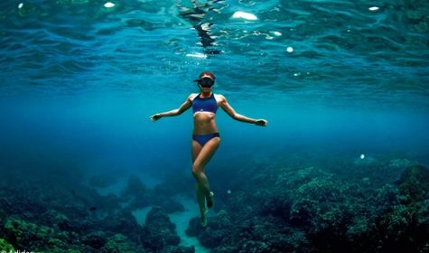 Frau unter Wasser in Adidas-Bikini