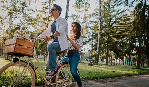 Junges Paar auf Fahrrad im Park