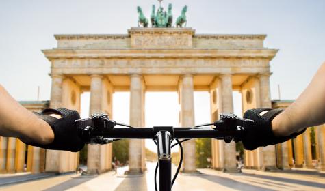 Blick aufs Brandenburger Tor über einen Fahrradlenker