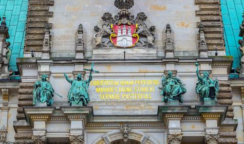 Eingang mit Hamburger Wappen