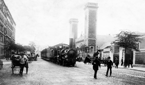 Lokomotive vor dem Empfangsgebäude des "Berliner Bahnhofs" in Hamburg