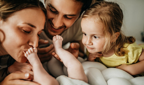 Familie mit Tochter und Baby