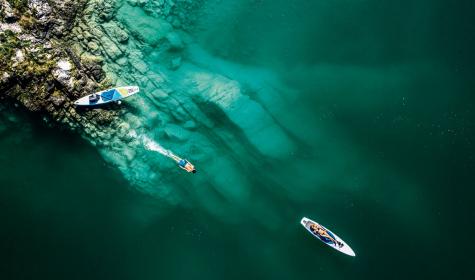 Walchensee mit SUP-Paddlern von oben